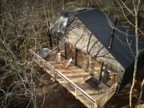 1 Bedroom Starling Treehouse Cabin with an Outdoor Copper Bath in Private Woodland near Crediton, Devon, England